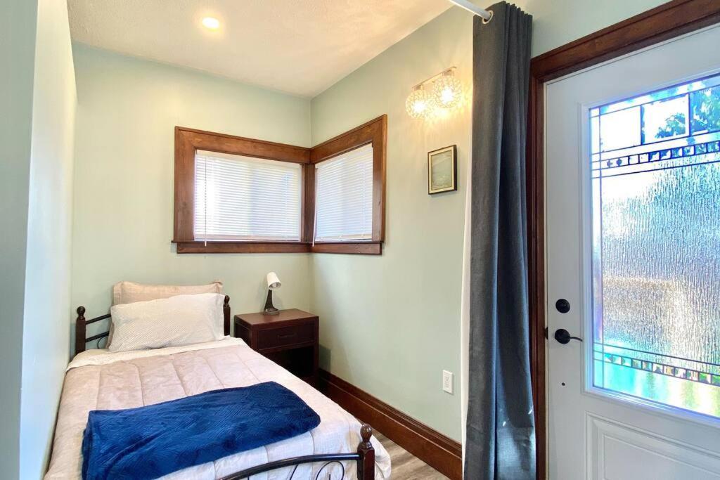 Cozy Suite-walk To The Falls! Holiday home Niagara Falls