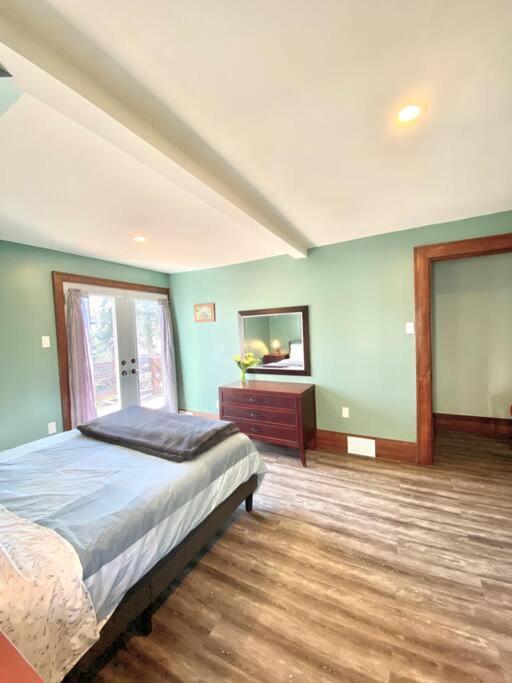 Holiday home Cozy Suite-walk To The Falls! *
